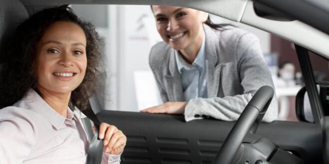 Mujer sonriendo mientras se abrocha el cinturón de seguridad 